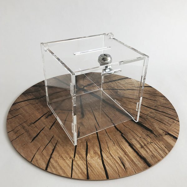 Box z plexiskla v tvare kocky